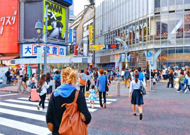 」日本街头散步结果网友吓傻：袜子好干净！AG真人澳门百家家乐印度网红「只穿白袜(图8)