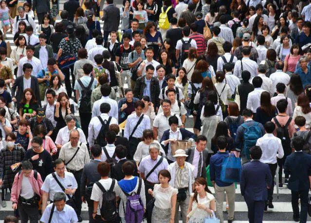 」日本街头散步结果网友吓傻：袜子好干净！AG真人澳门百家家乐印度网红「只穿白袜(图9)