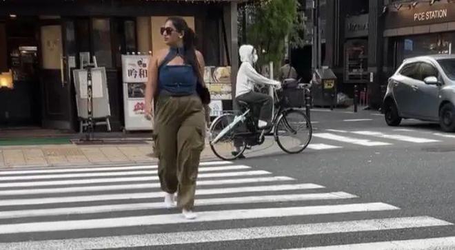 」日本街头散步结果网友吓傻：袜子好干净！AG真人澳门百家家乐印度网红「只穿白袜(图15)