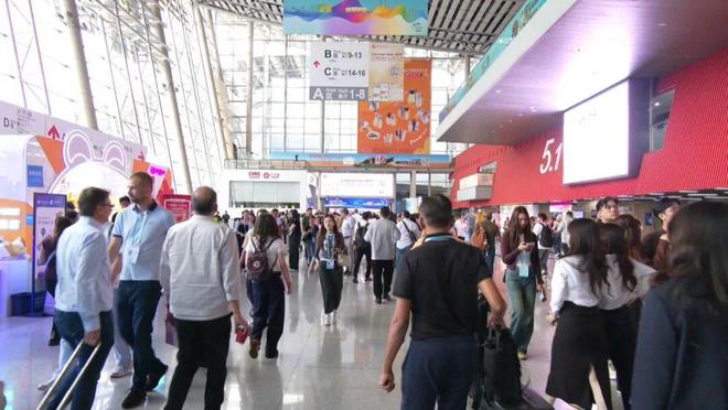 交会!惠东女鞋2026新品引领新潮流AG真人百家乐30款智能样鞋亮相广(图3) 交会!惠东女鞋2026新品引领新潮流AG真人百家乐30款智能样鞋亮相广(图3)